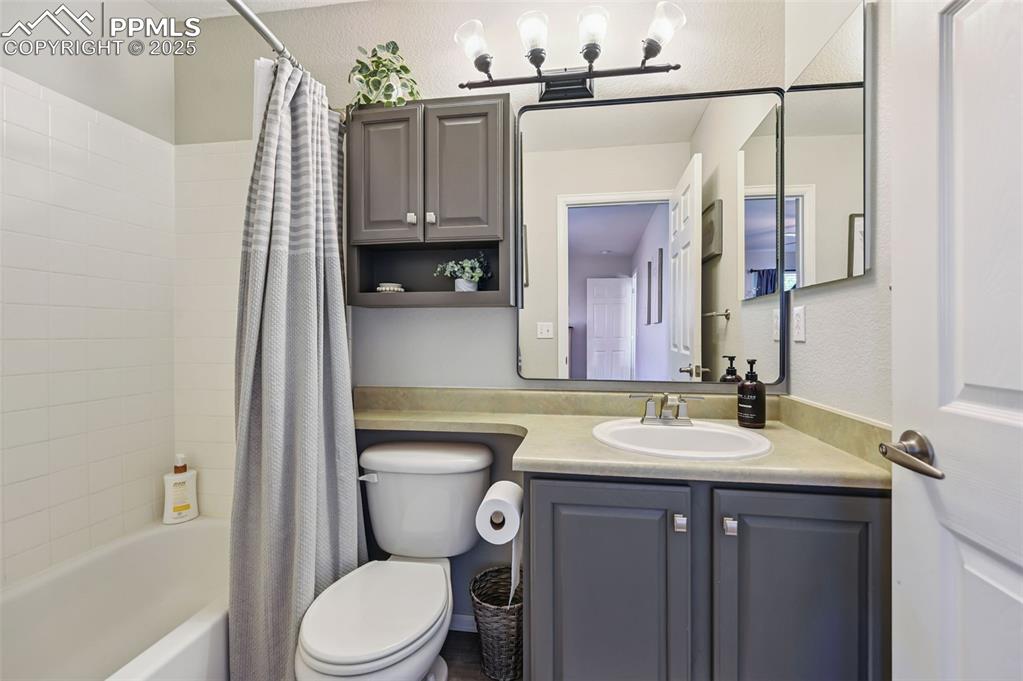 Image 25 of 48: Bathroom