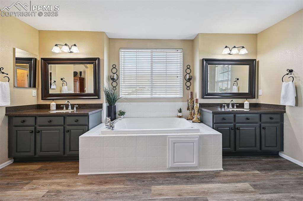 Image 32 of 48: Bathroom