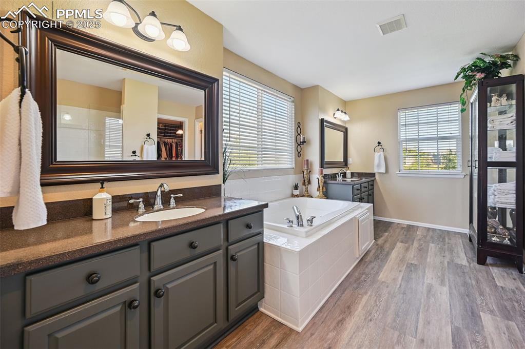 Image 33 of 48: Bathroom