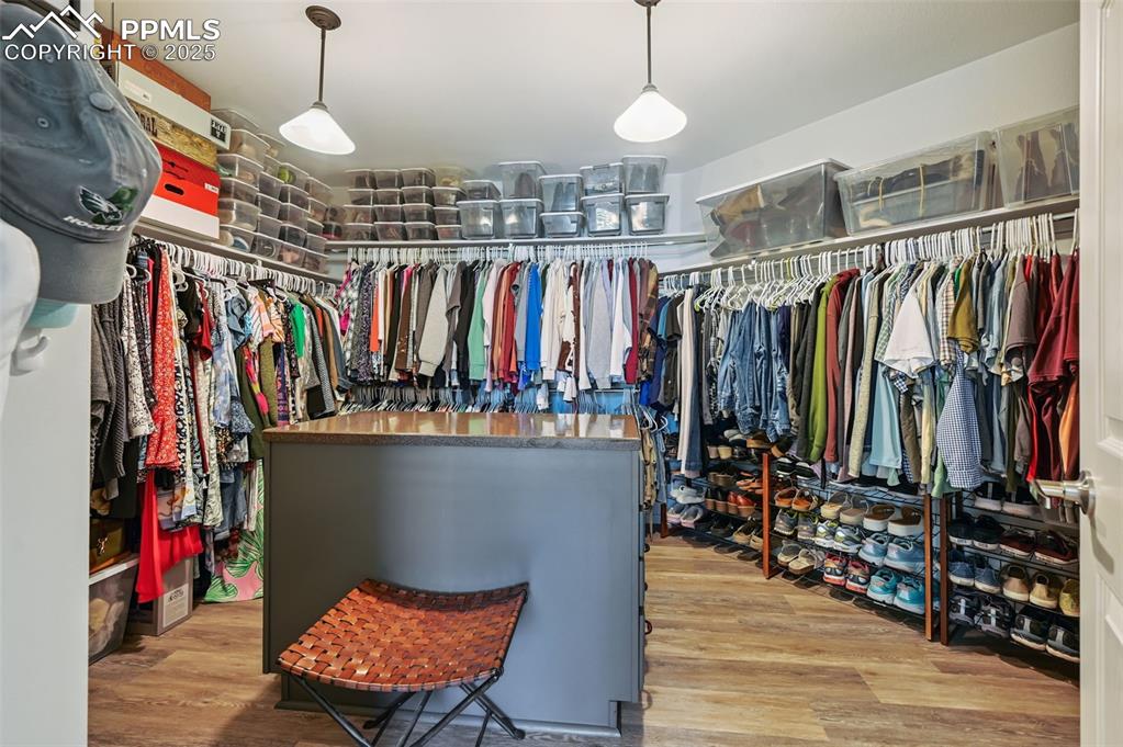 Image 34 of 48: Closet