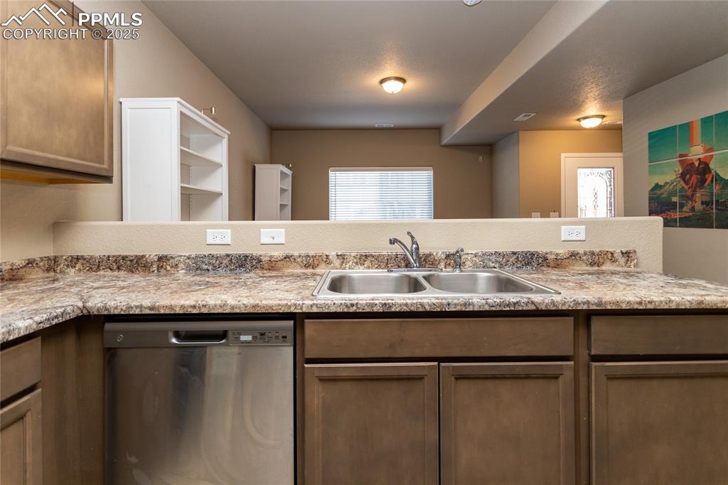 Image 7 of 32: Kitchen