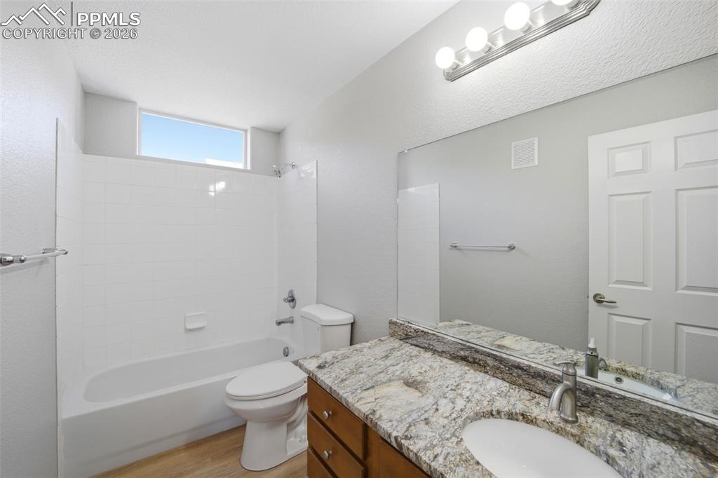 Image 16 of 34: Bathroom