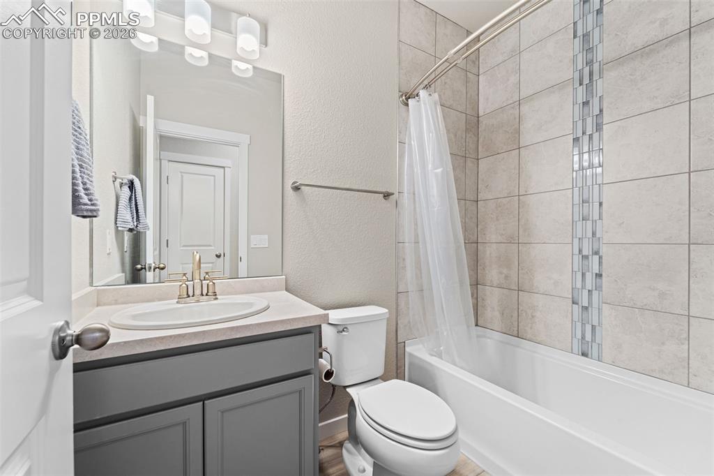 Image 5 of 36: Full bath in-between the two front bedrooms