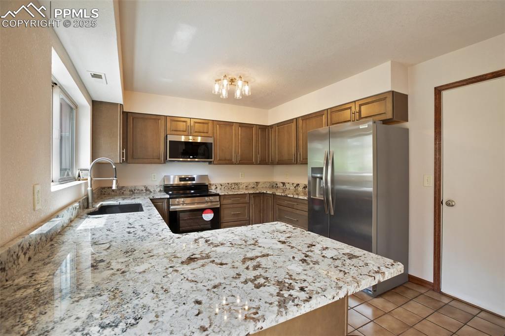 Image 15 of 42: Kitchen