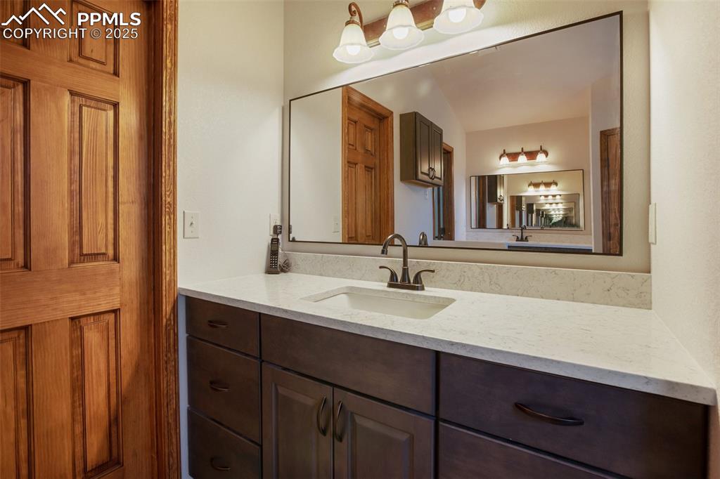 Image 23 of 42: Bathroom
