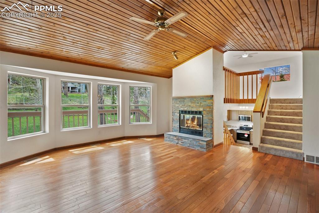 Image 8 of 42: Living Room