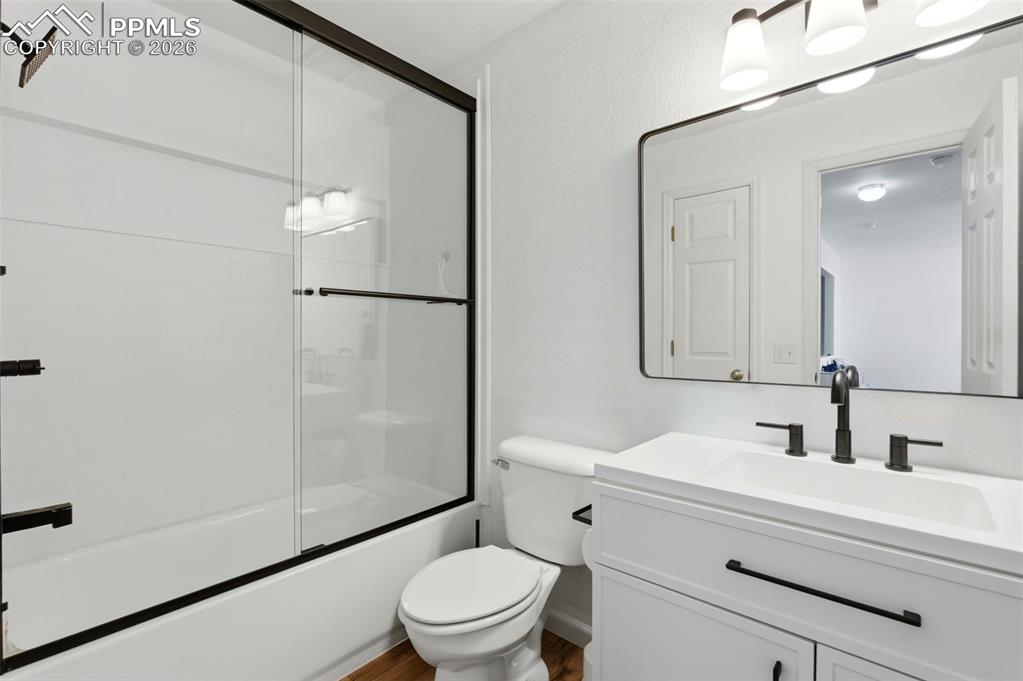 Image 12 of 40: Bathroom