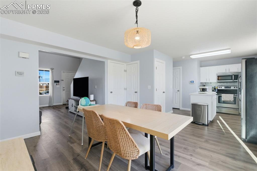 Image 22 of 40: Dining Area