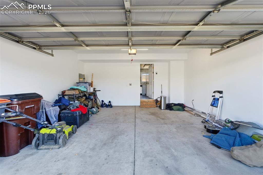 Image 26 of 40: Garage