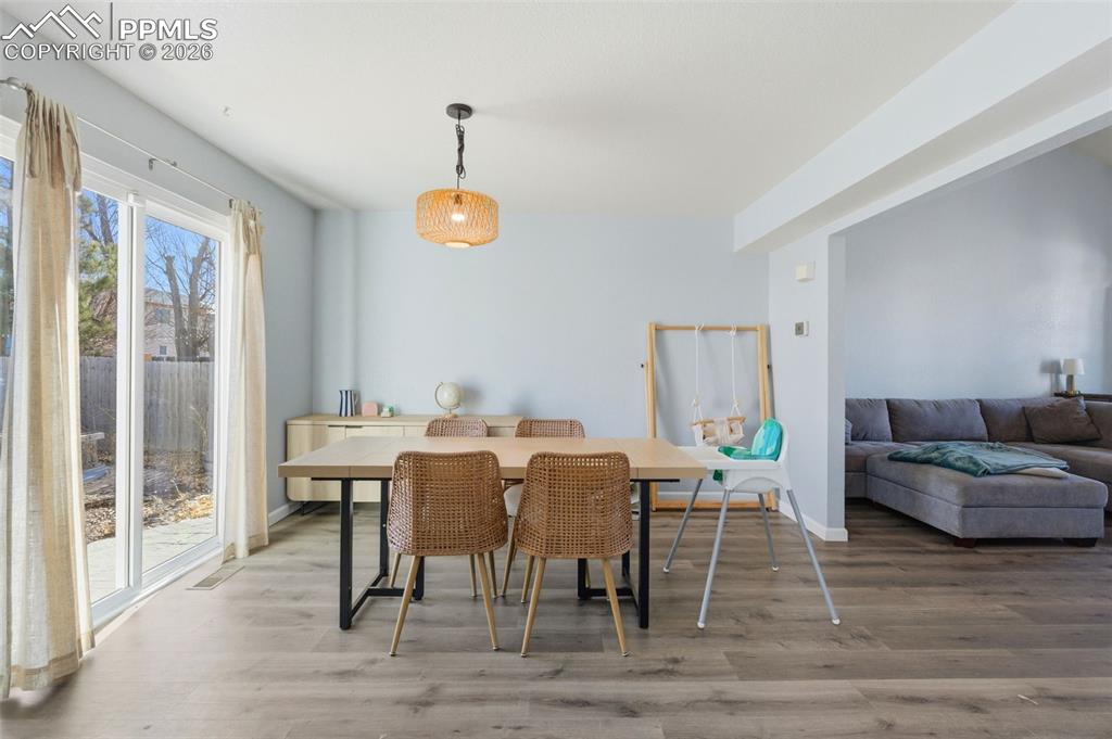 Image 7 of 40: Dining Area