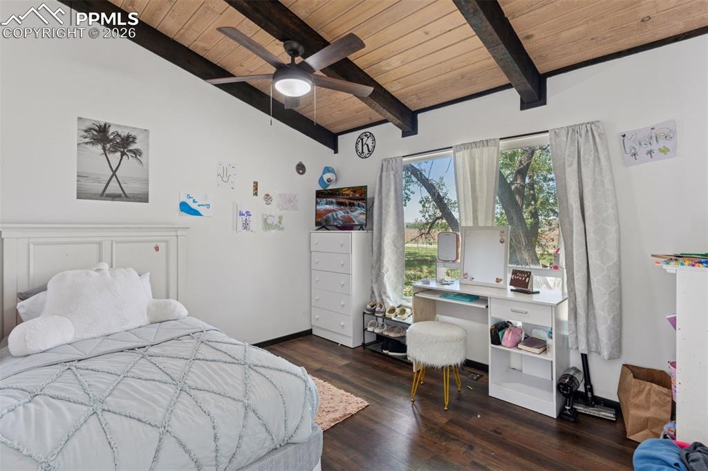 Image 17 of 49: Another similar bedroom