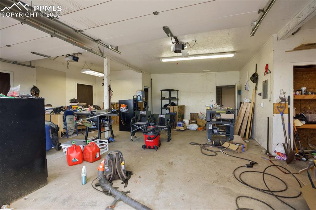 Image 9 of 28: Garage