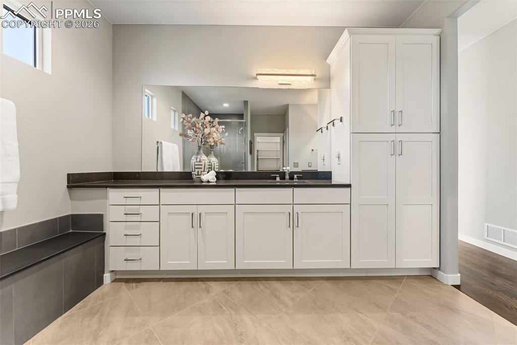 Image 23 of 49: Bathroom