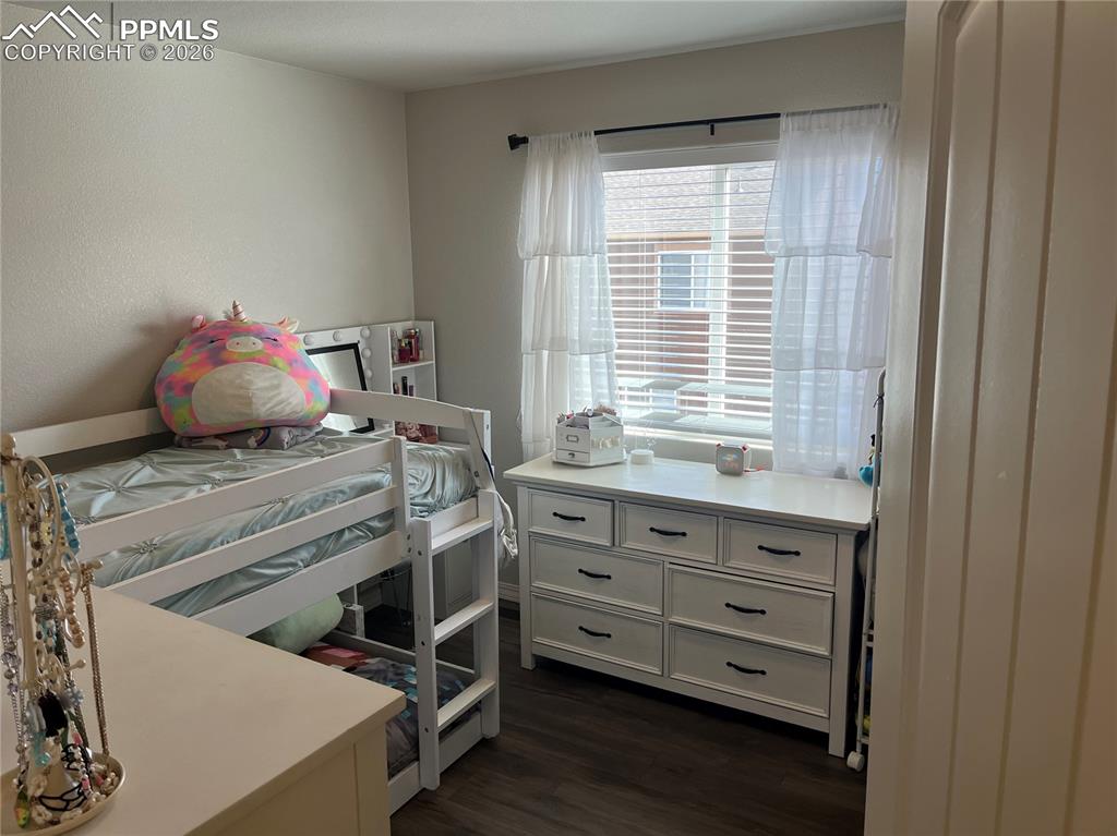 Image 12 of 13: Bedroom