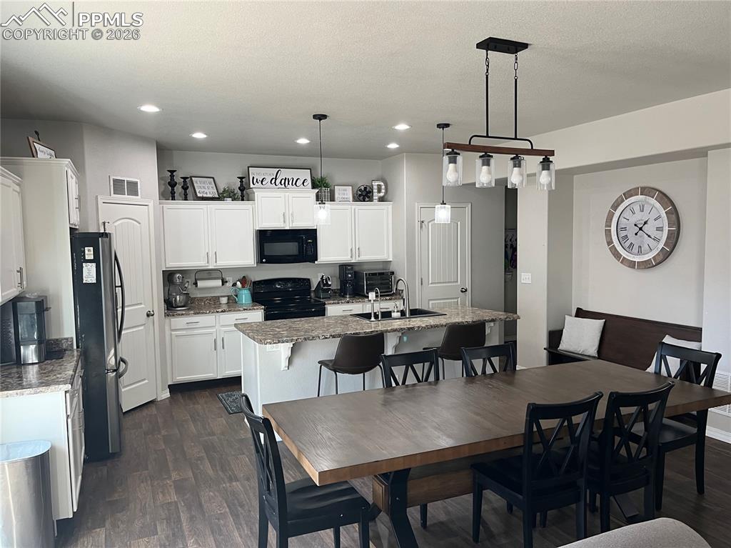 Image 4 of 13: Dining Area