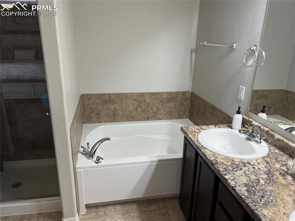 Image 9 of 13: Bathroom