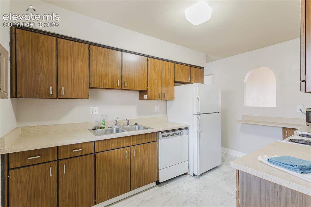 Image 17 of 36: Kitchen
