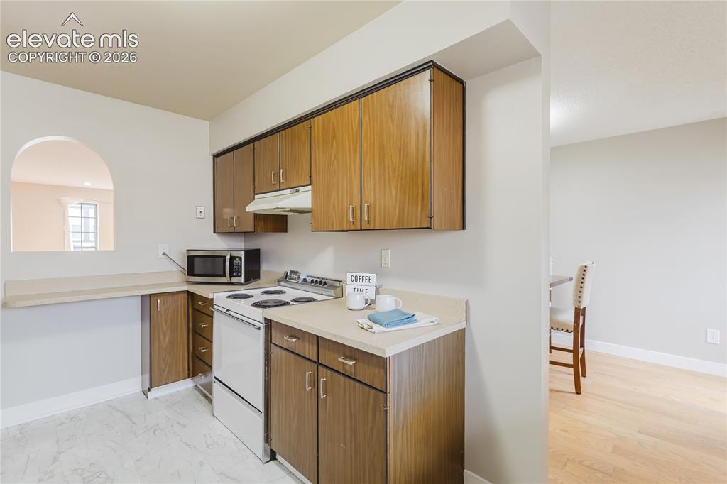 Image 18 of 36: Kitchen