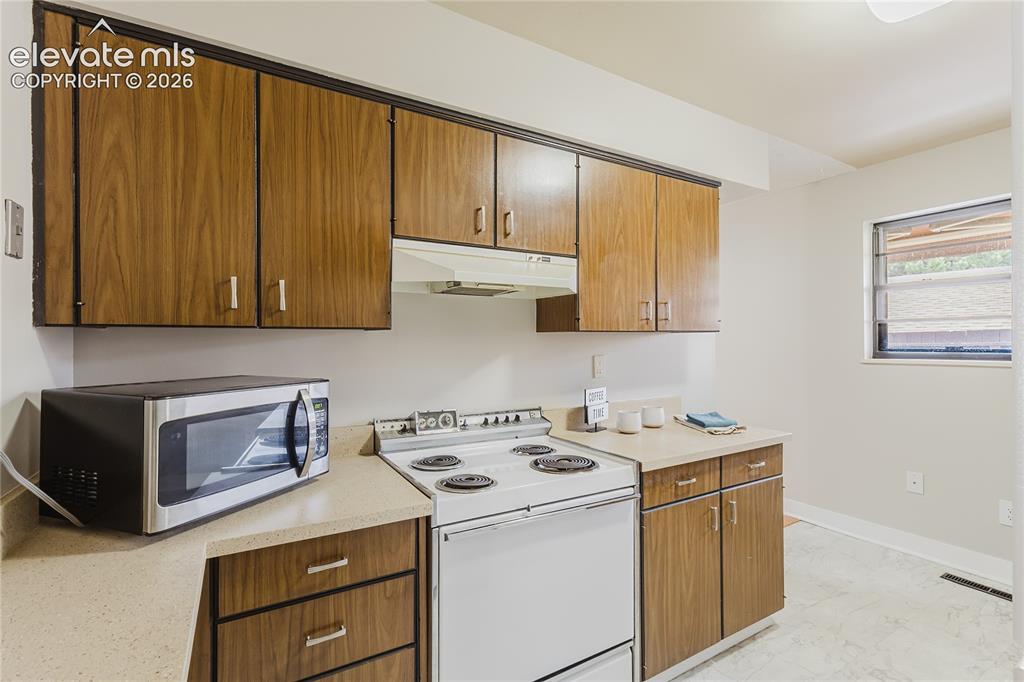 Image 19 of 36: Kitchen