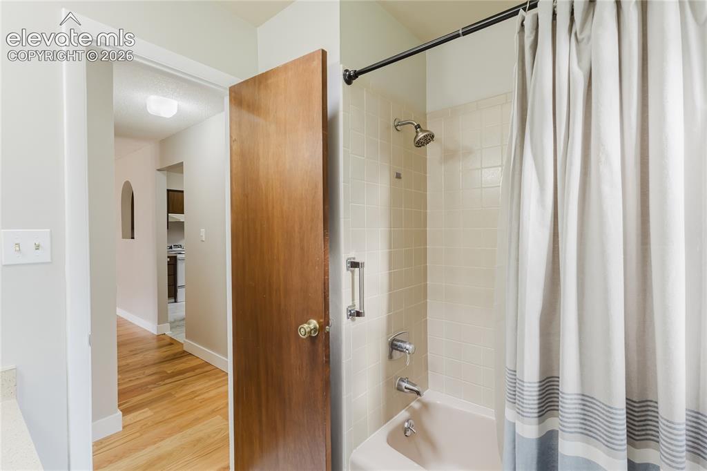Image 31 of 36: Bathroom