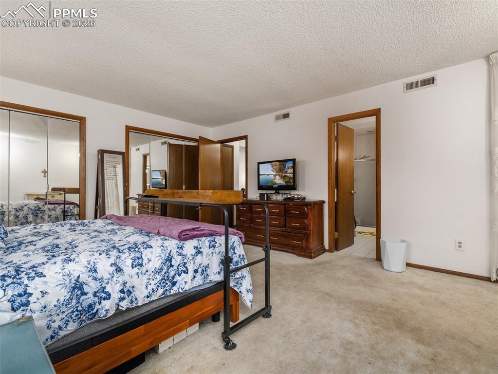 Image 17 of 34: Bedroom