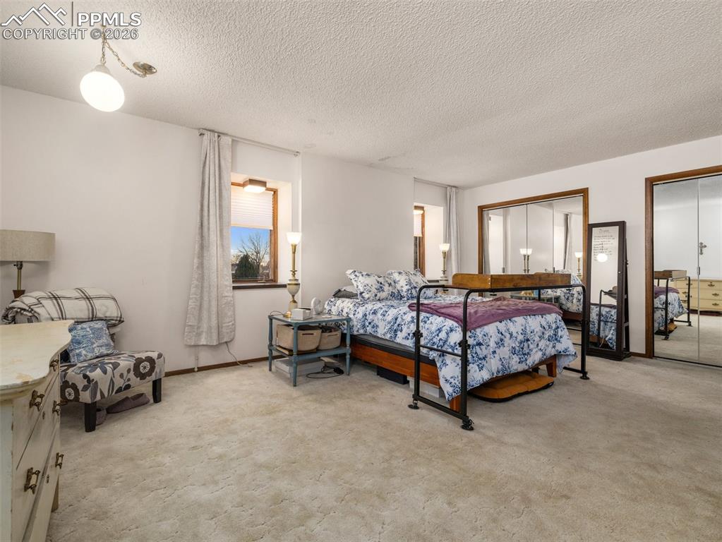 Image 18 of 34: Bedroom