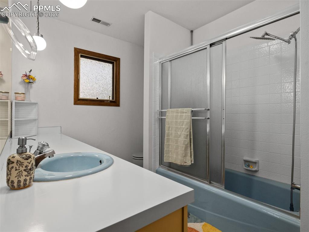 Image 25 of 34: Bathroom