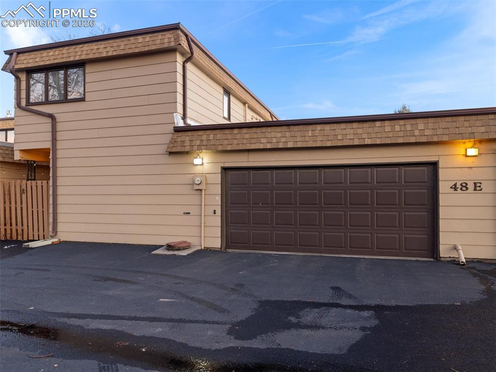 Image 27 of 34: Garage