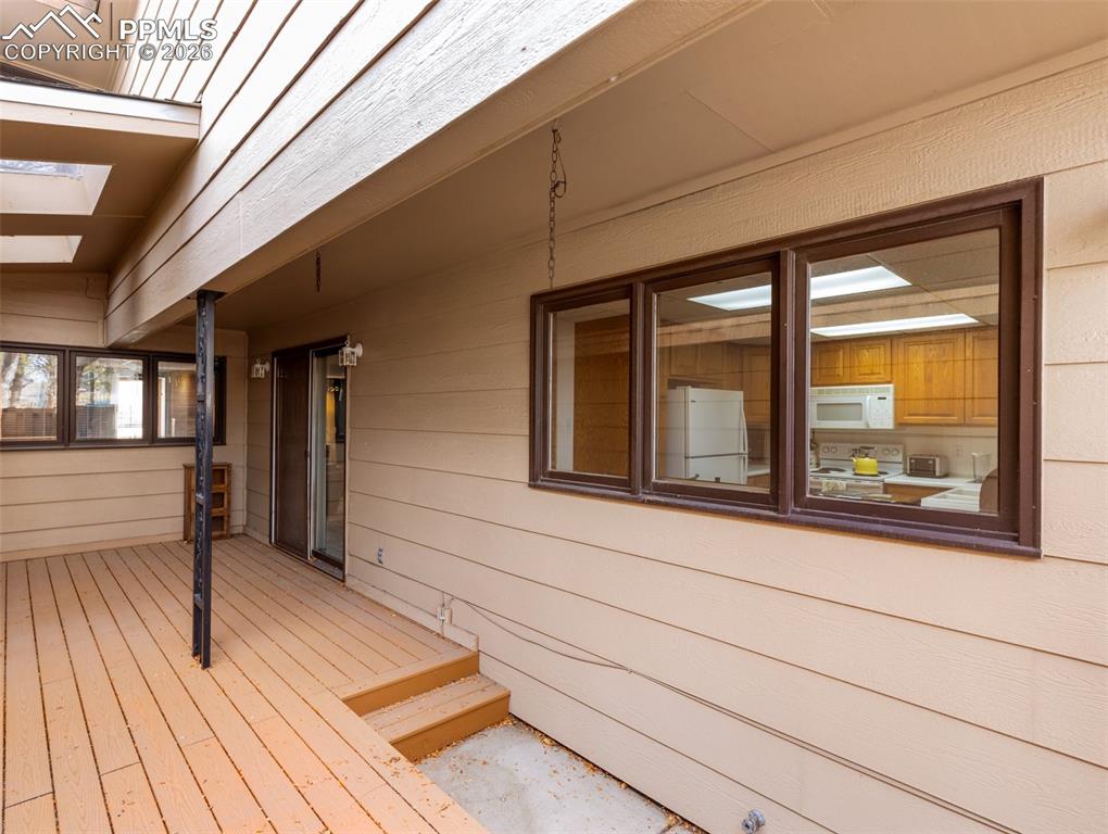 Image 32 of 34: Deck