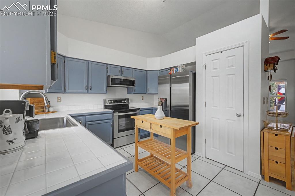 Image 13 of 41: Kitchen