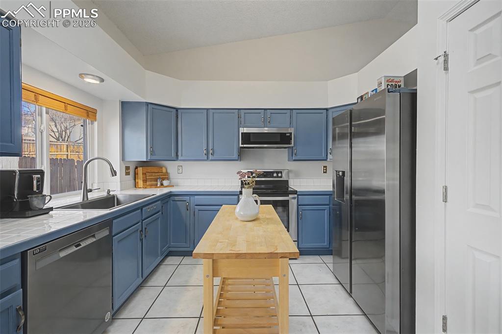 Image 14 of 41: Kitchen