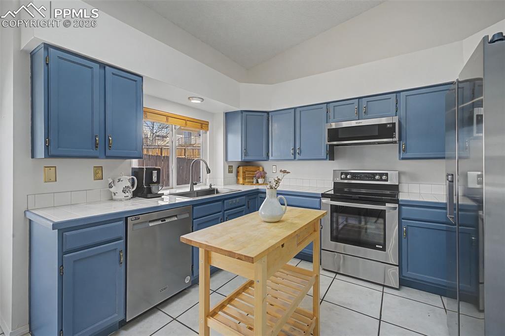 Image 15 of 41: Kitchen