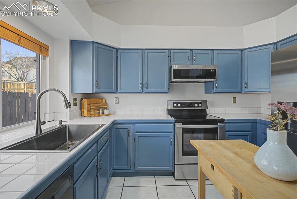 Image 18 of 41: Kitchen