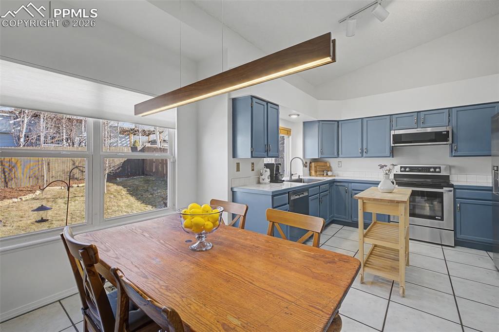 Image 8 of 41: Kitchen