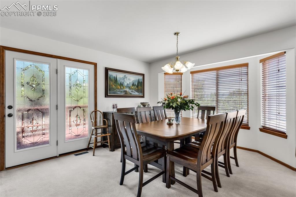 Image 13 of 46: Dining Area