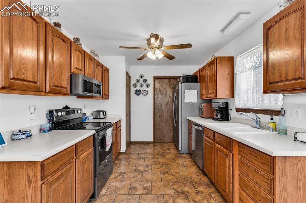 Image 16 of 46: Kitchen