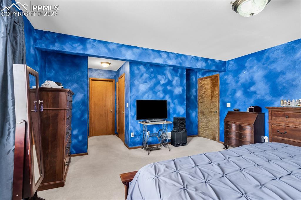 Image 19 of 46: Bedroom