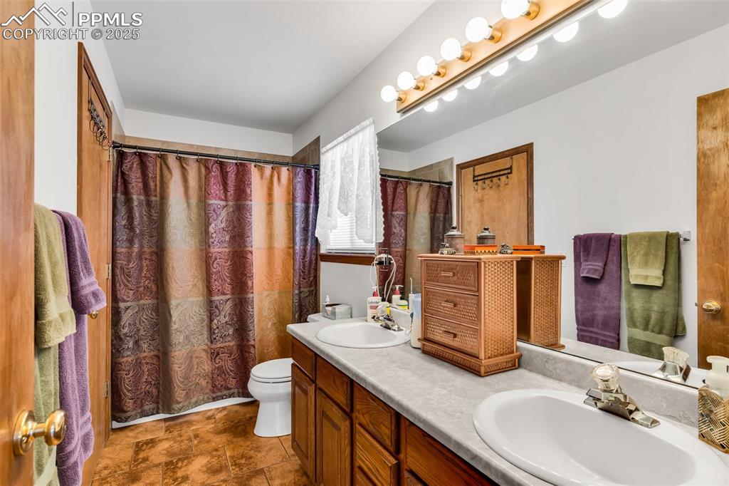 Image 20 of 46: Bathroom