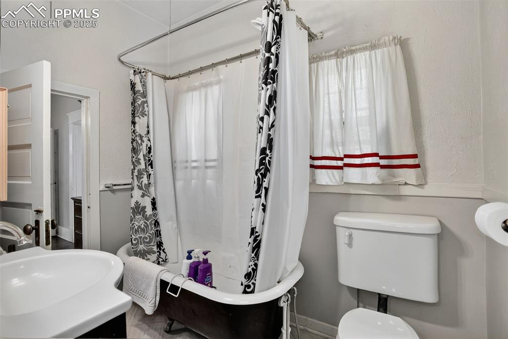 Image 11 of 38: Bathroom