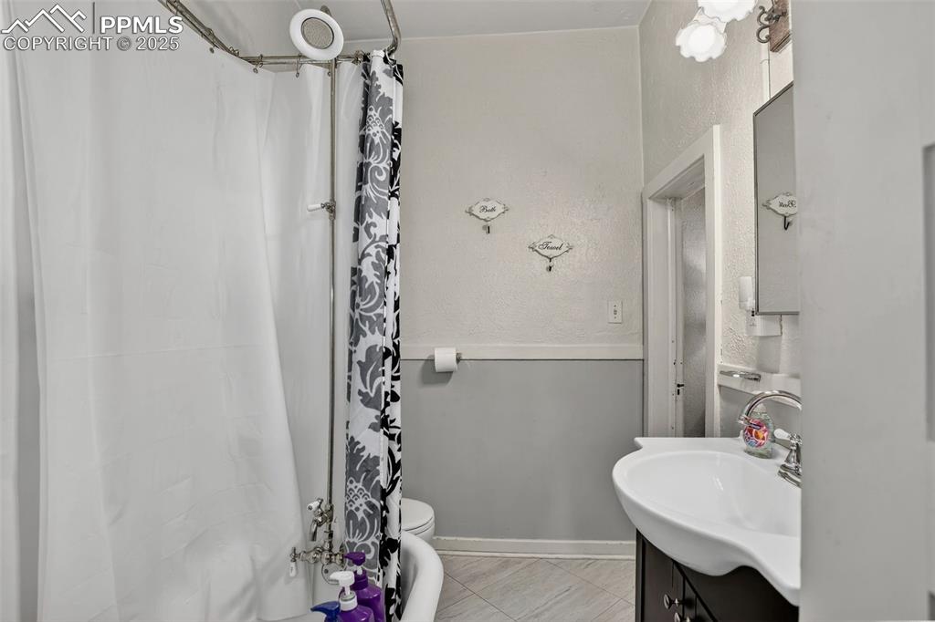 Image 12 of 38: Bathroom