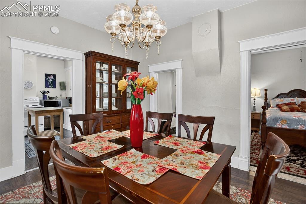 Image 18 of 38: Dining Area
