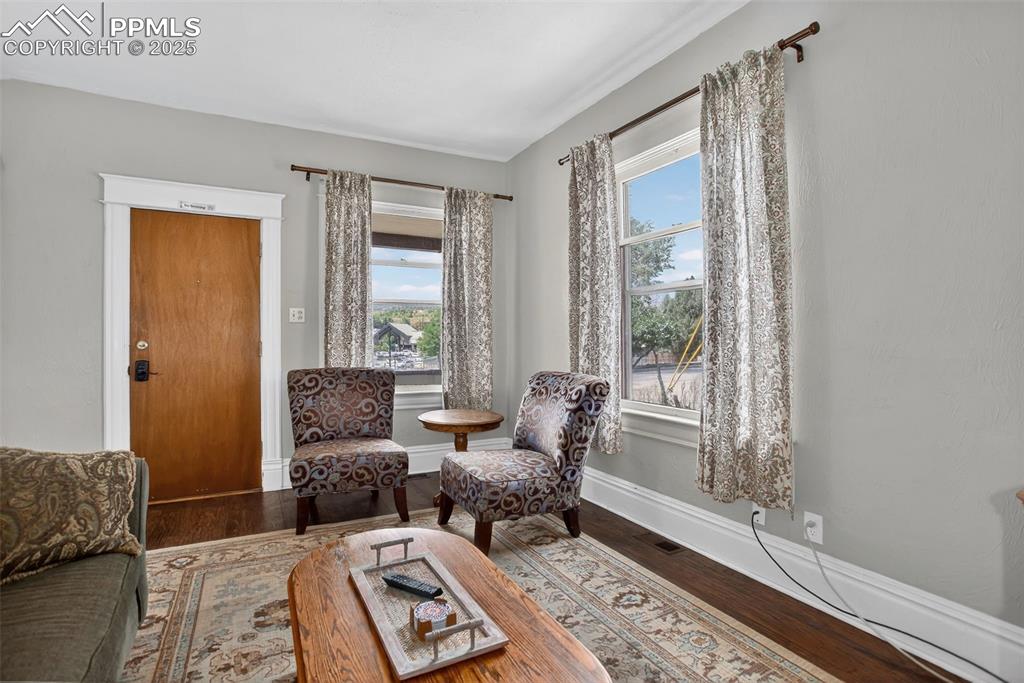 Image 8 of 38: Sitting Room