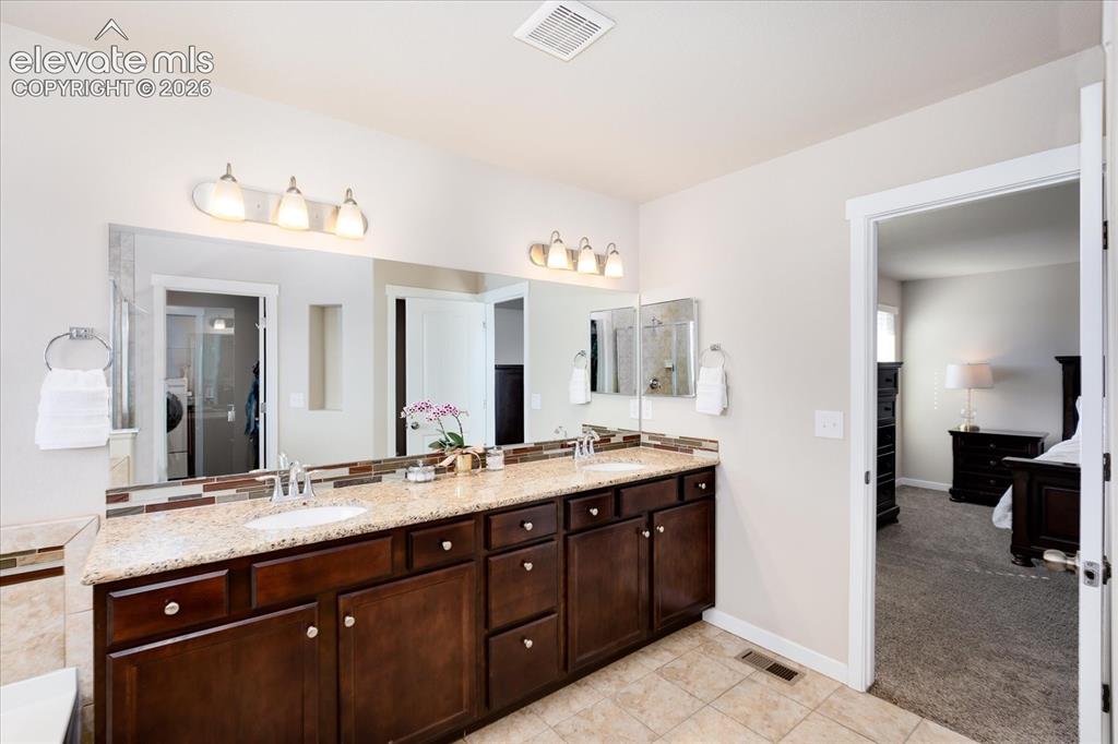 Image 13 of 25: Bathroom