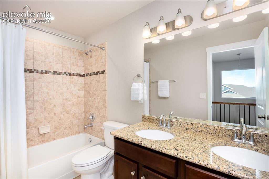 Image 17 of 25: Bathroom