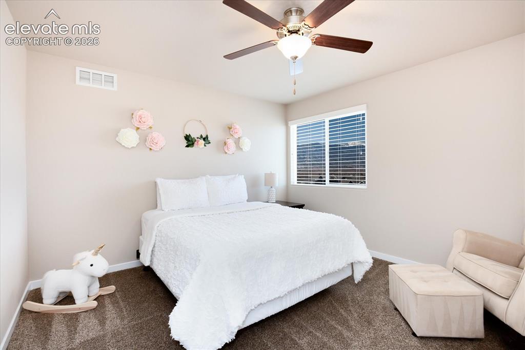 Image 18 of 25: Bedroom