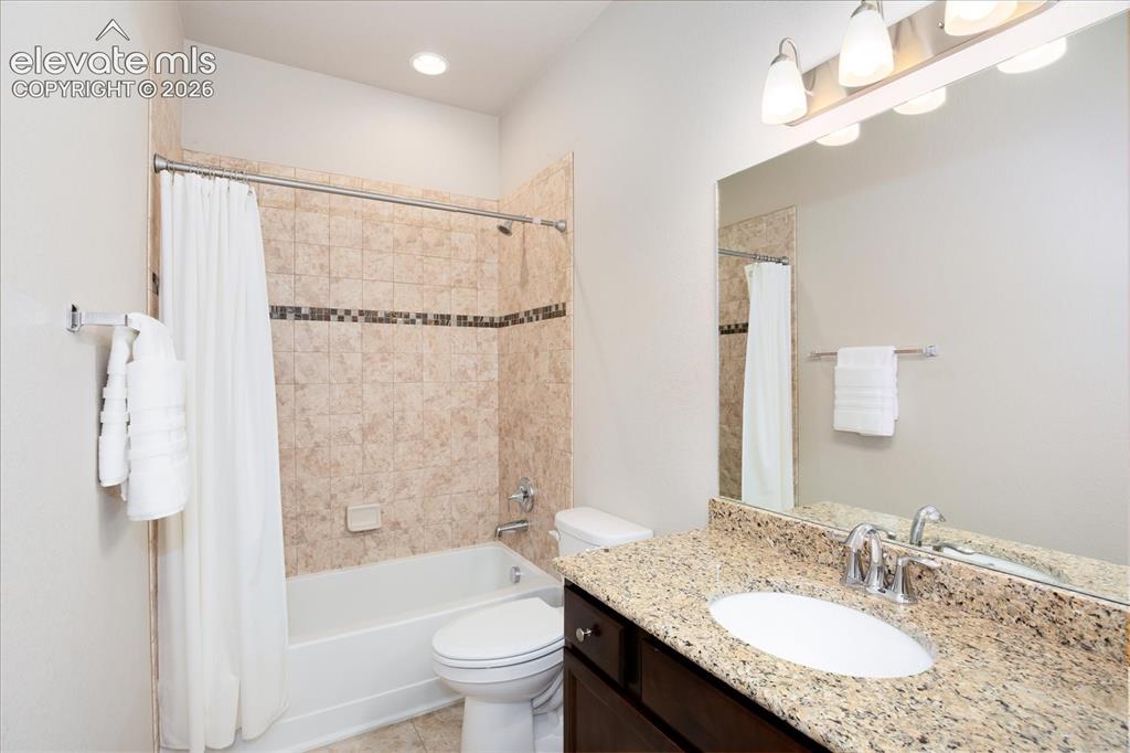 Image 19 of 25: Bathroom