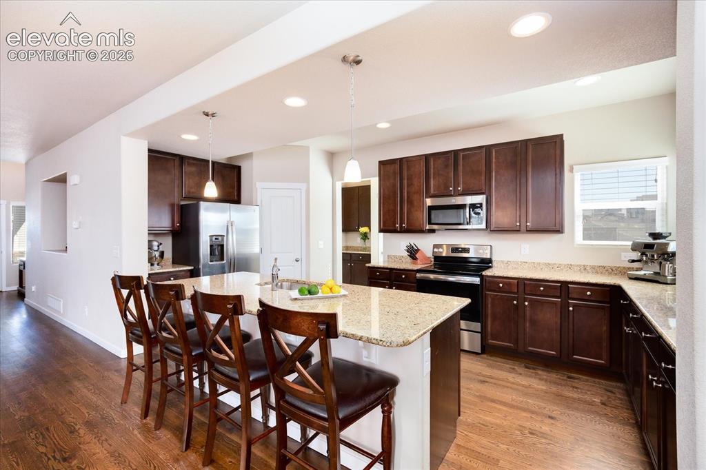 Image 7 of 25: Kitchen