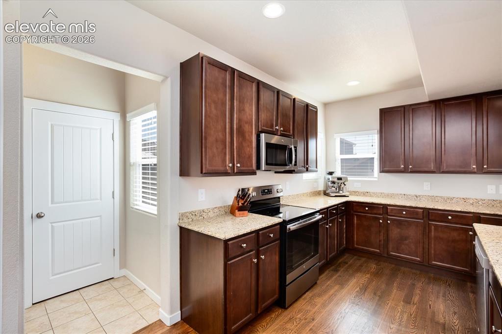 Image 8 of 25: Kitchen