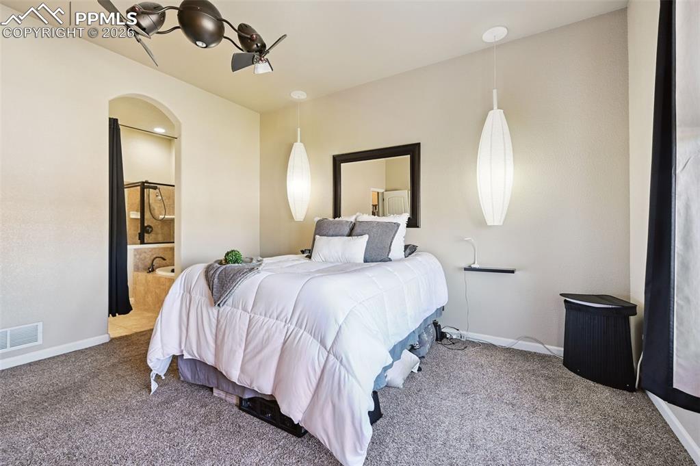 Image 10 of 40: Bedroom