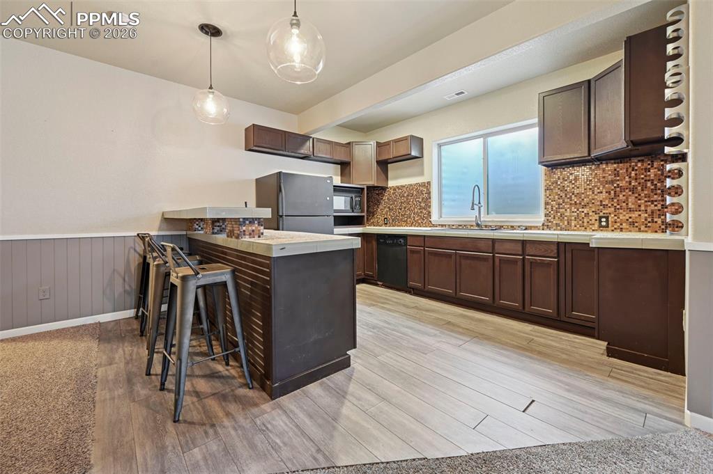 Image 27 of 40: Kitchen